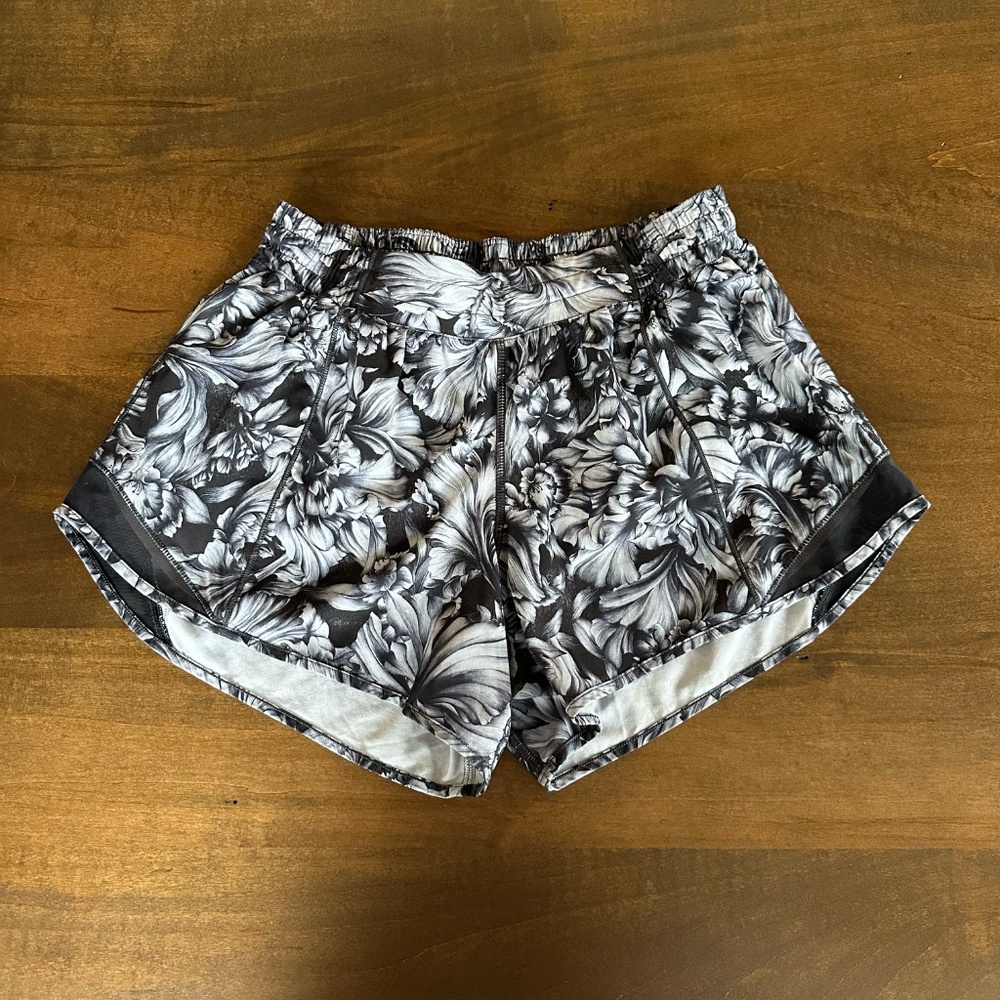 Lululemon Hotty Hot Short II Long 4" Night Garden Ice Grey Black Women's Size 6 - Picture 8 of 9